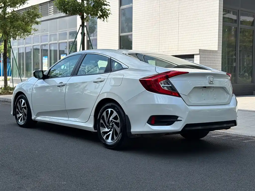 Honda Civic 2018 — фото 18
