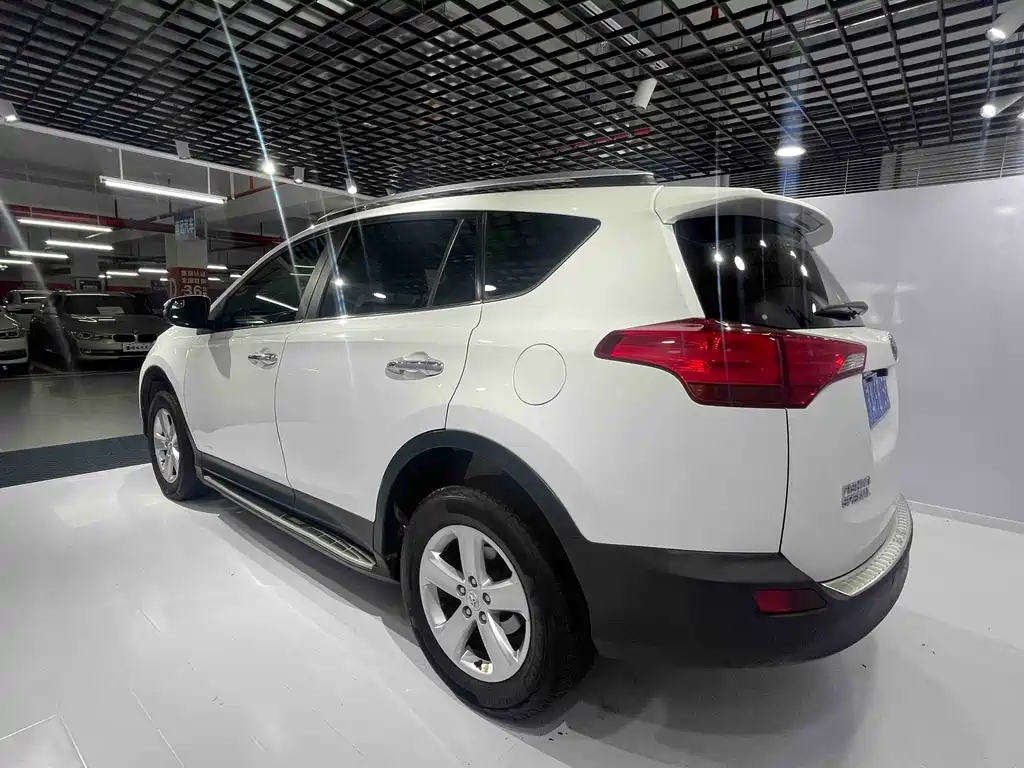 Toyota RAV4 2013 — фото 8