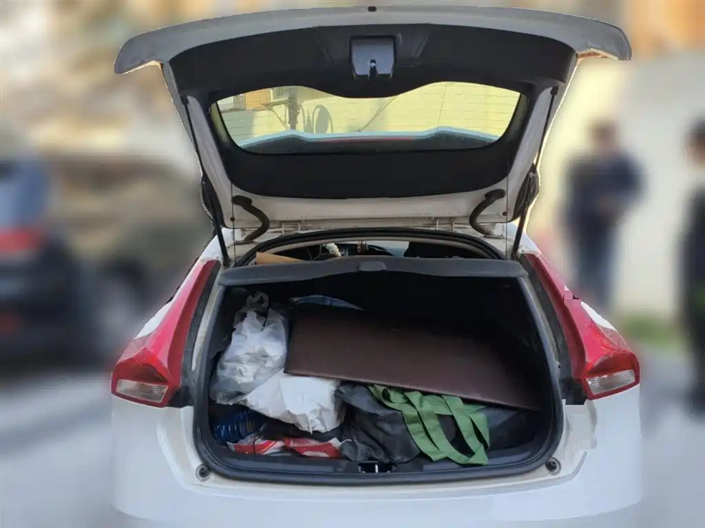 Volvo V40 2017 — фото 10