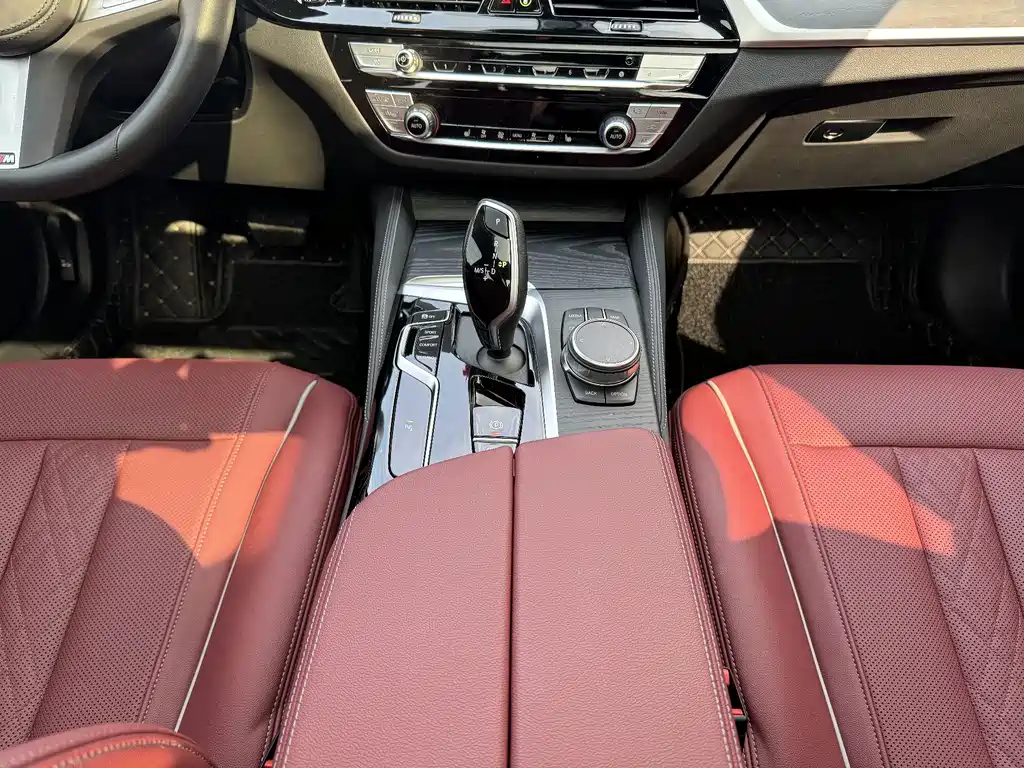 BMW 5 Series 2023 — фото 10