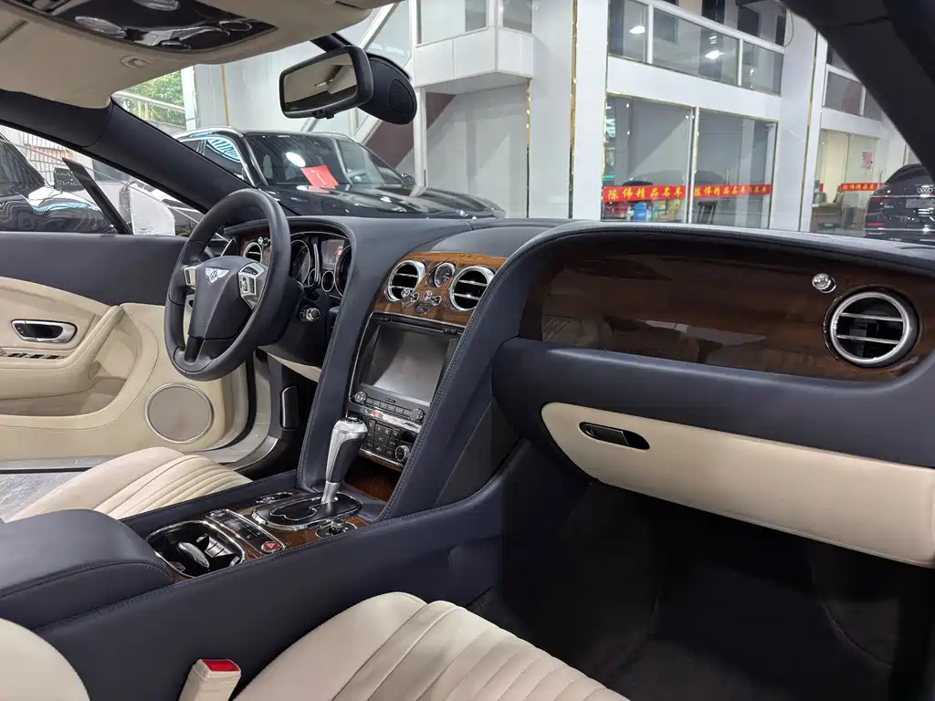 Bentley Continental 2017 — фото 10