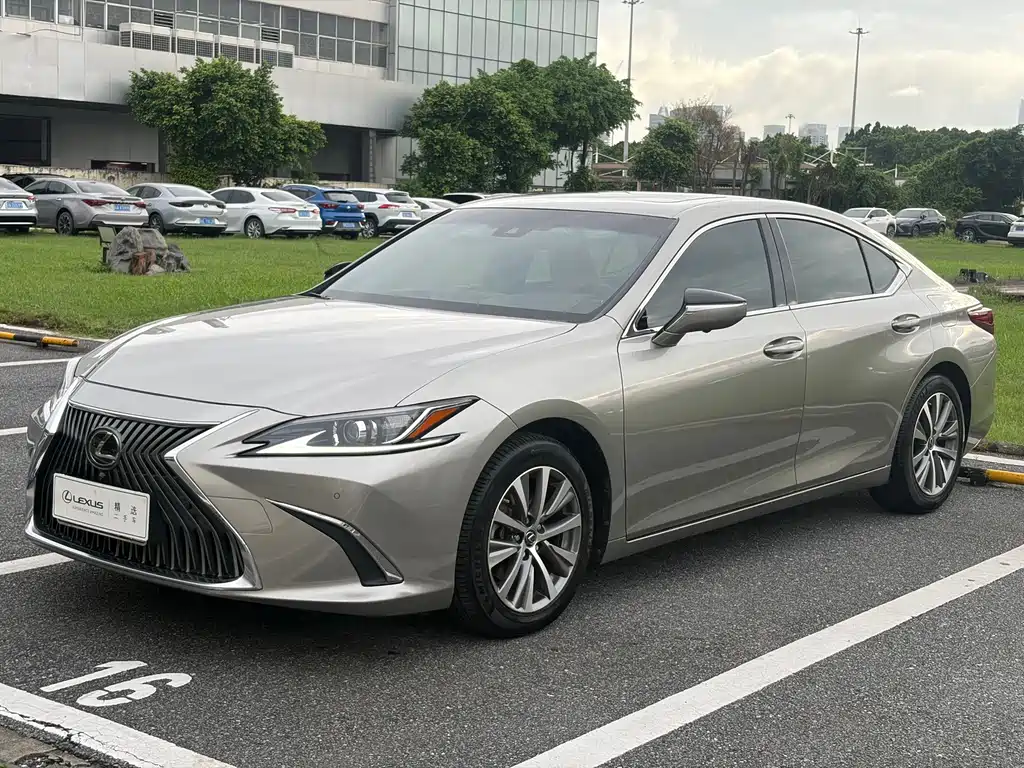 Lexus ES 2019 — фото 1