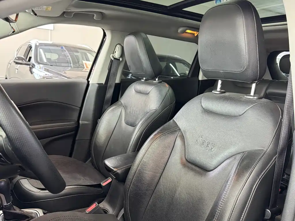 Jeep Compass 2017 — фото 14