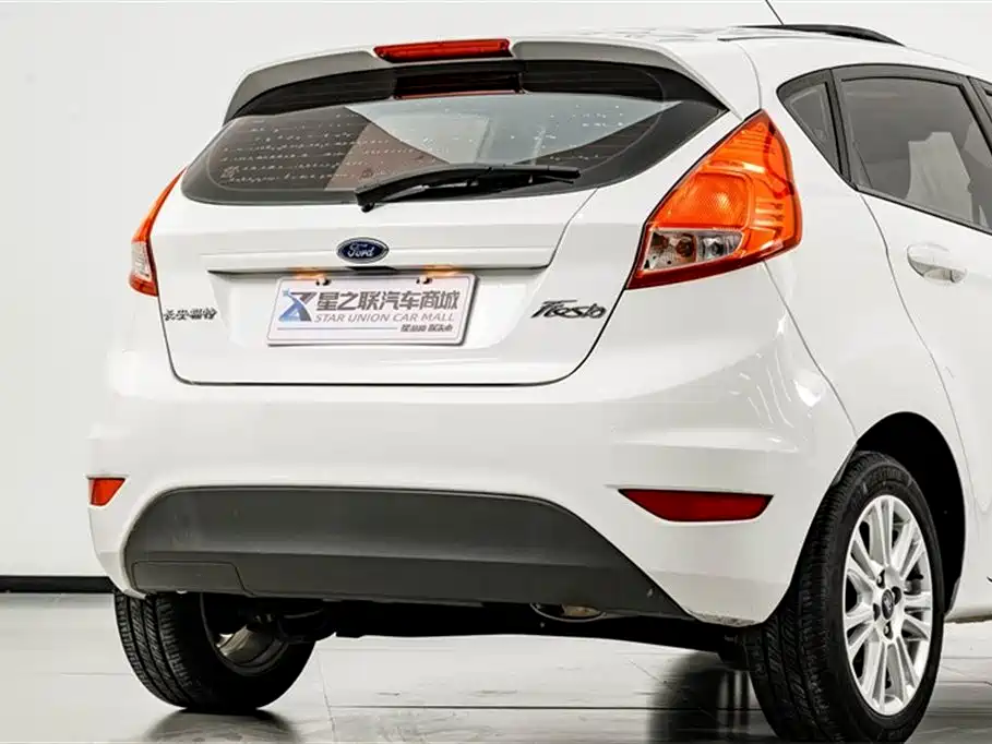 Ford Fiesta 2015 — фото 7