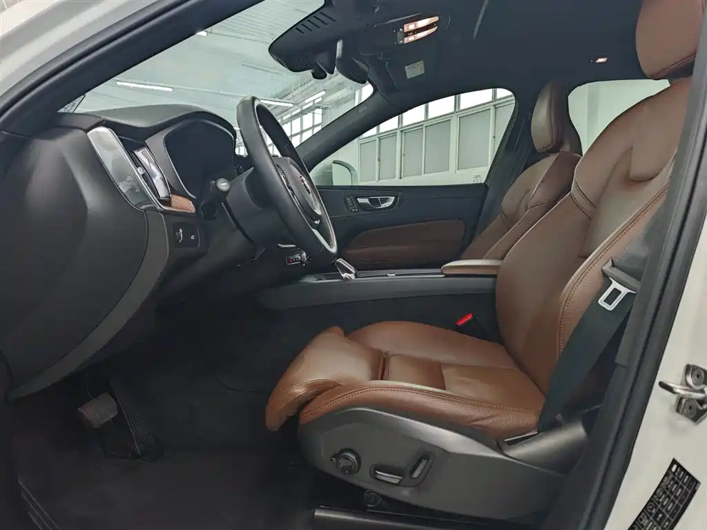 Volvo XC60 2022 — фото 11