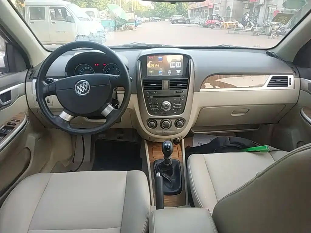 Buick Excelle 2015 — фото 10