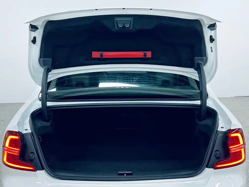 Volvo S60 PHEV 2020 — фото 16
