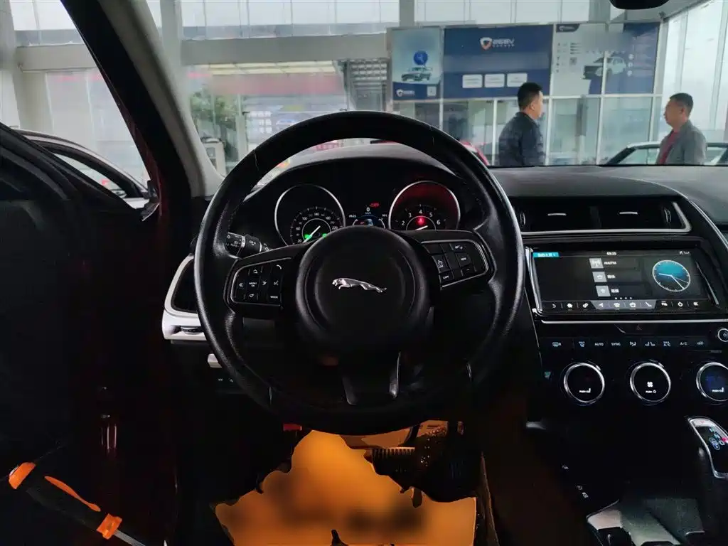Jaguar E-PACE 2019 — фото 11