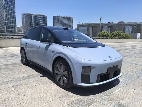 Li Auto i8 2025