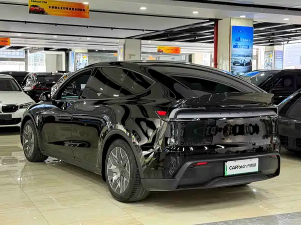 Tesla Model Y L 2026