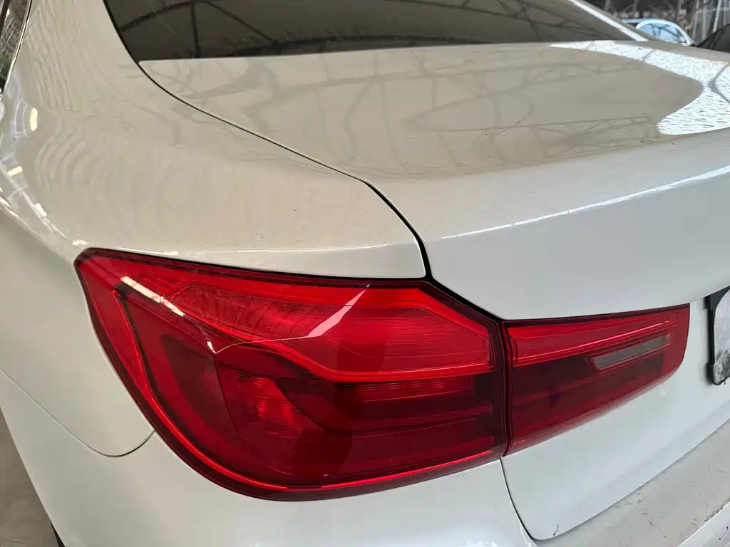 BMW 5 Series 2018 — фото 12