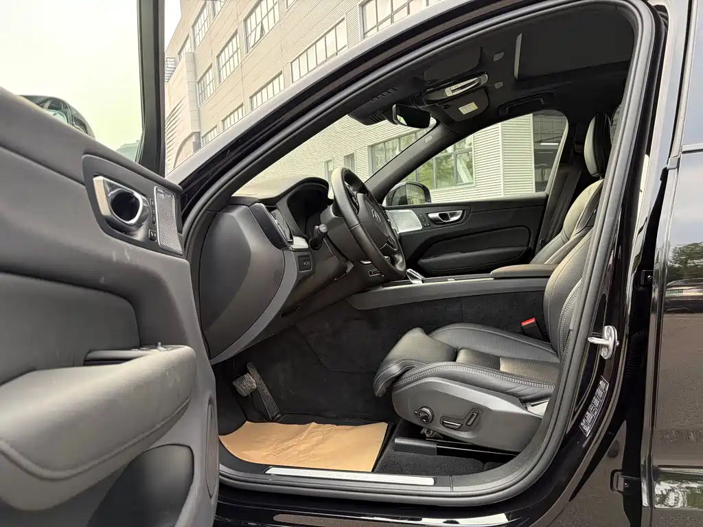 Volvo XC60 PHEV 2025 — фото 6
