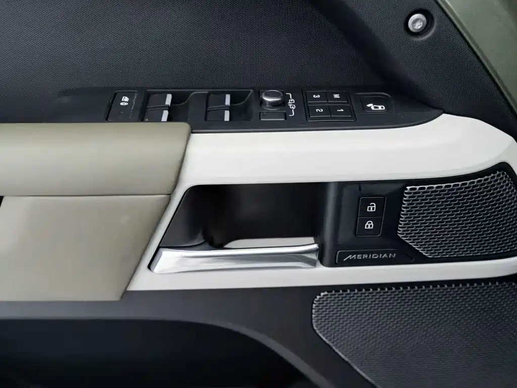 Land Rover Defender 2021 — фото 17