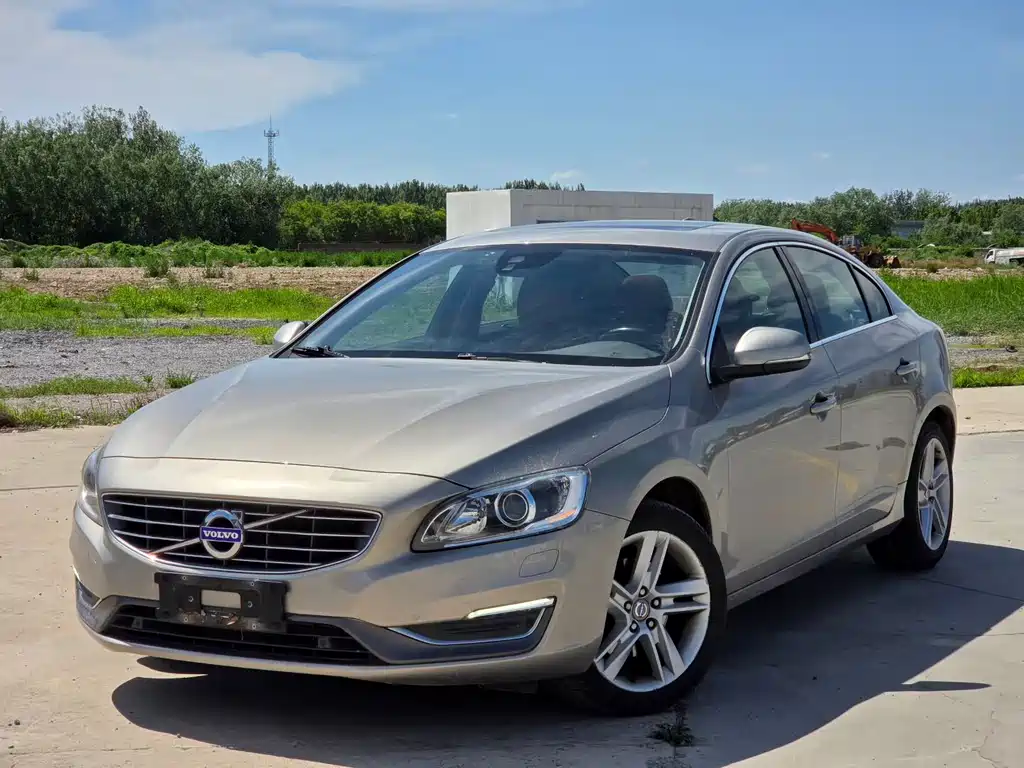 Volvo S60 2015 — фото 1