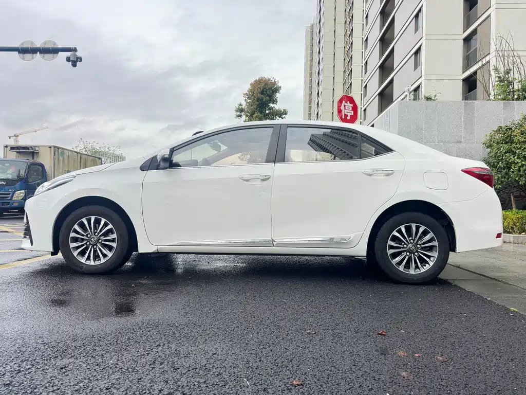 Toyota Corolla 2018 — фото 8