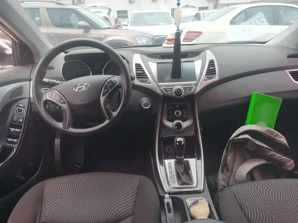 Hyundai Elantra 2016 — фото 10