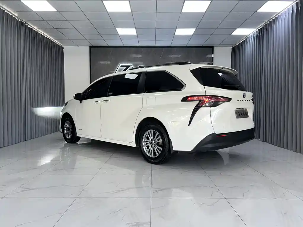 Toyota Sienna 2022 — фото 5