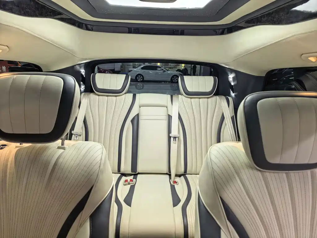 Mercedes-Benz V-Class 2022 — фото 15