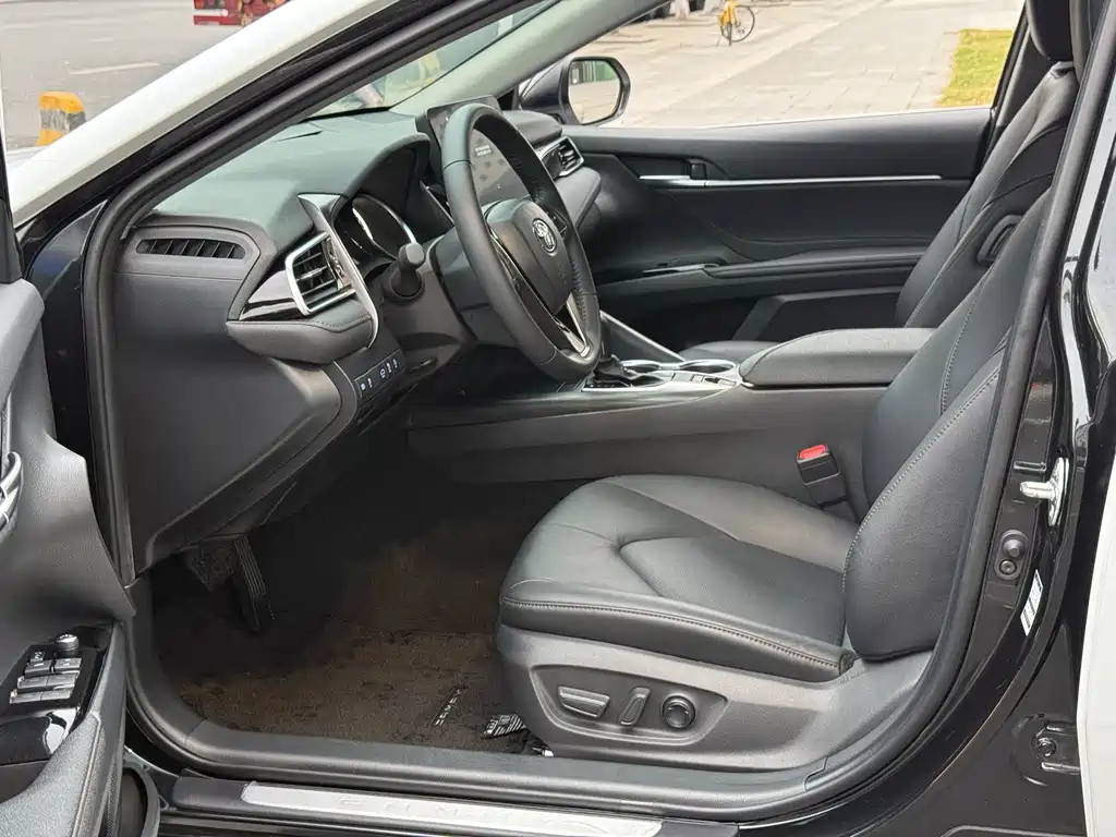 Toyota Camry 2023 — фото 10