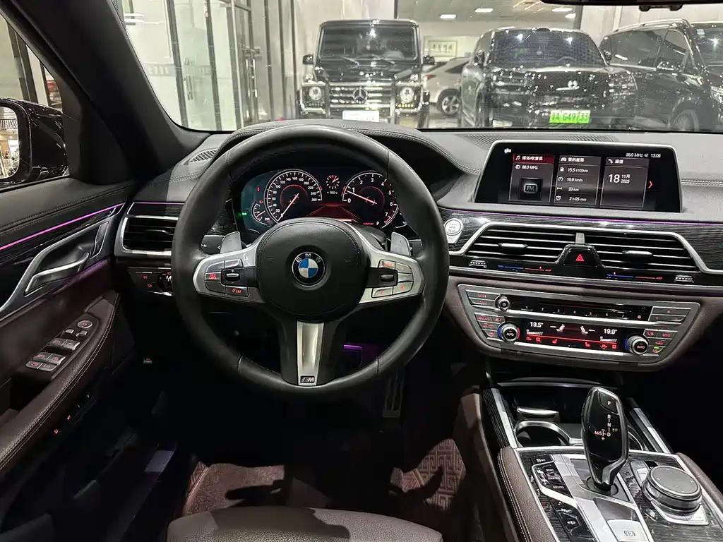 BMW 7 Series 2018 — фото 16