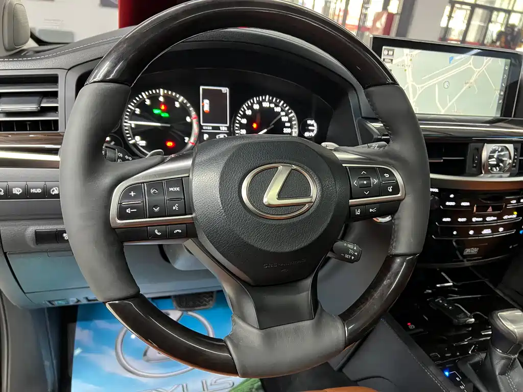 Lexus LX 2017 — фото 17
