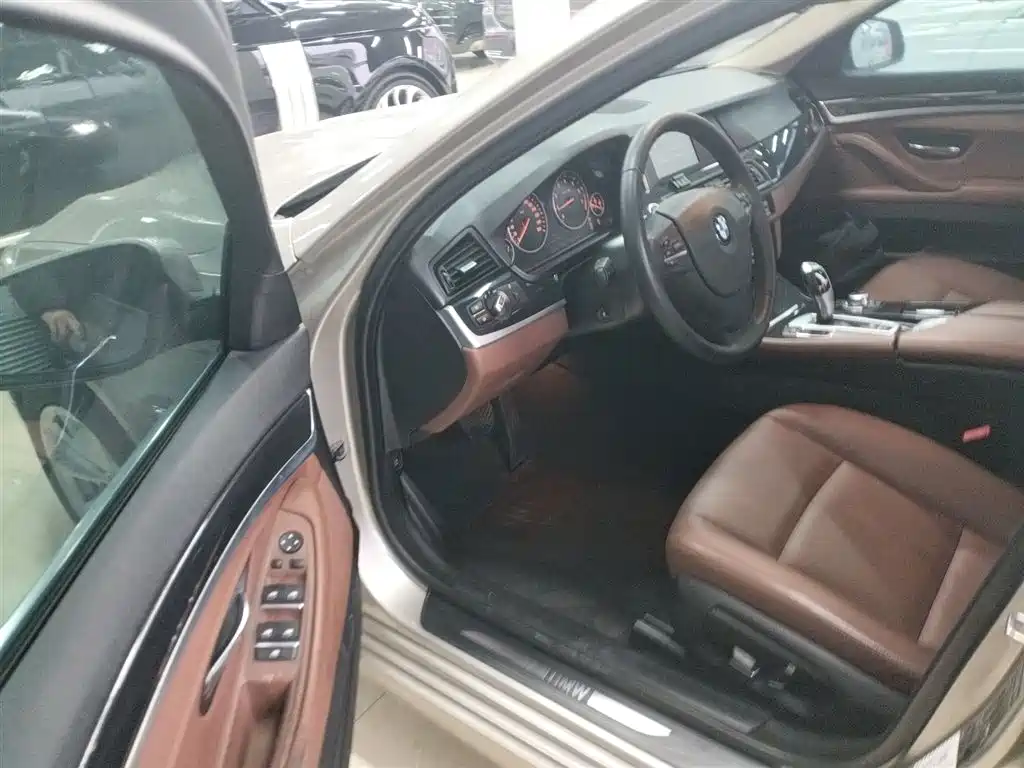 BMW 5 Series 2015 — фото 16