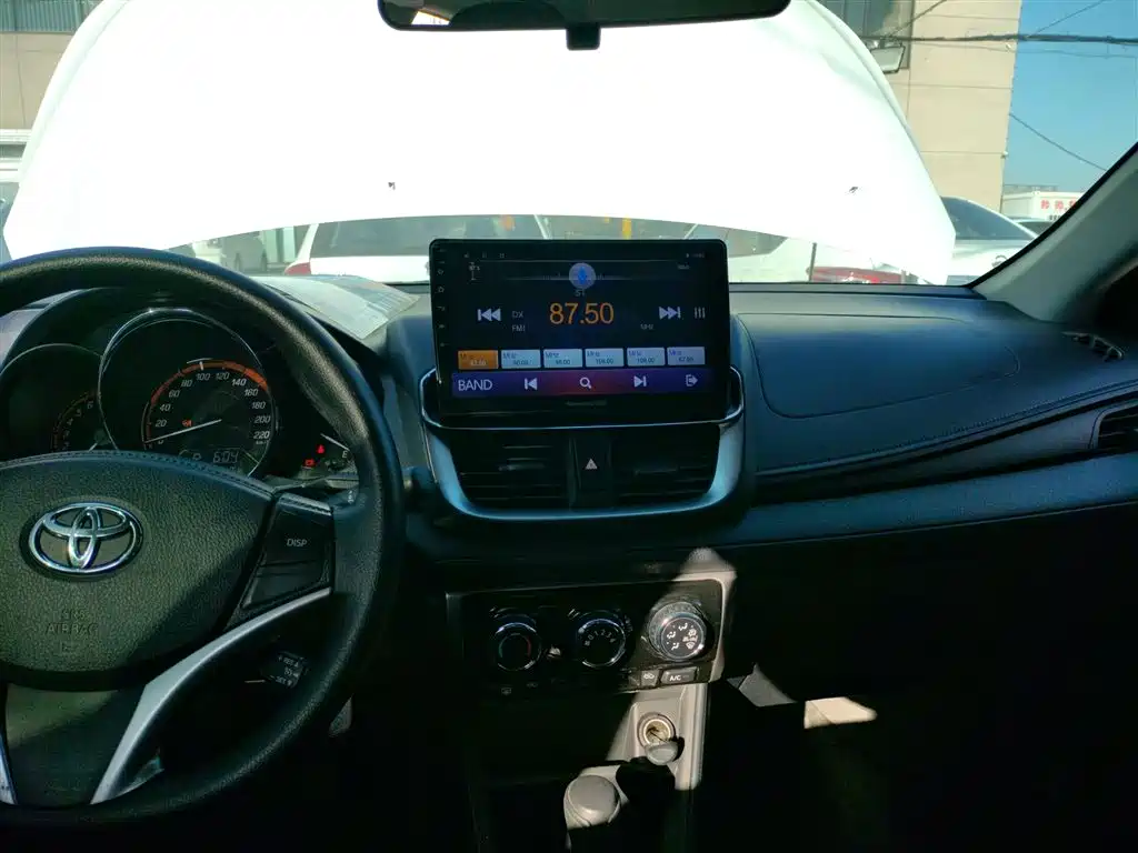 Toyota Yaris L 2022 — фото 13