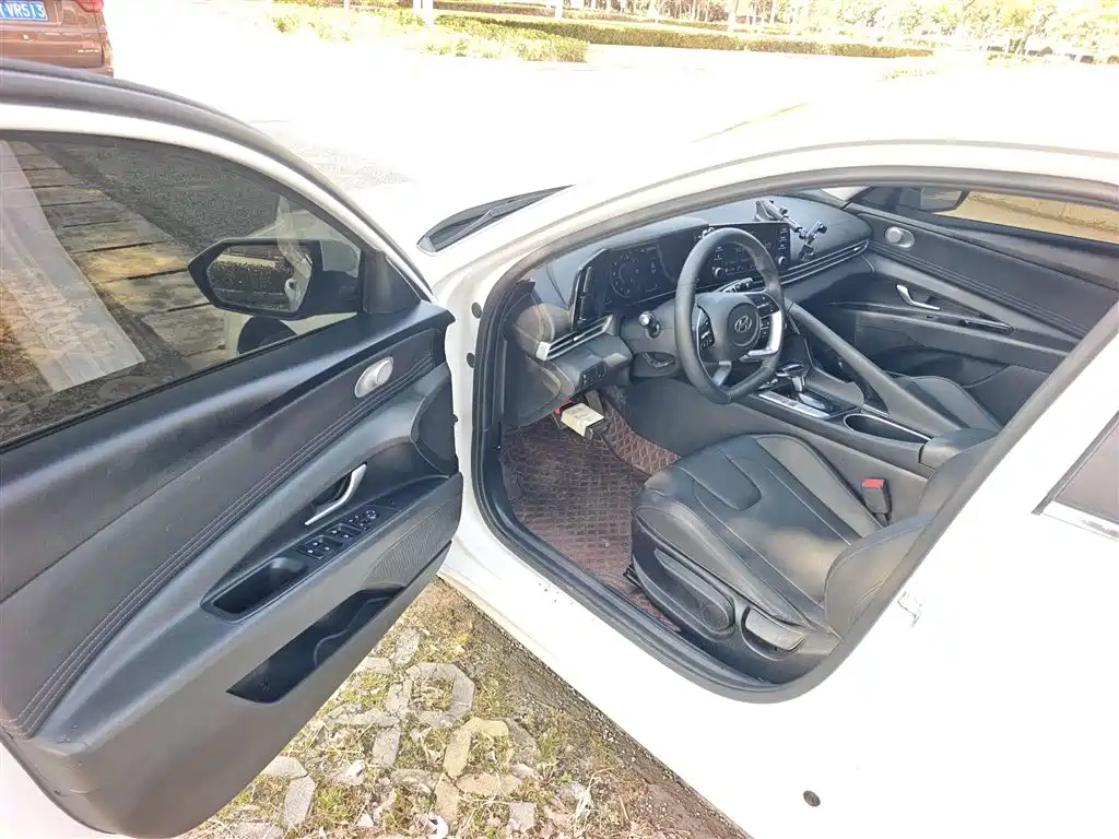 Hyundai Elantra 2023 — фото 16