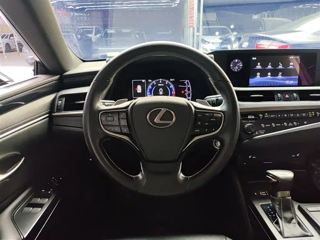 Lexus ES 2018 — фото 7