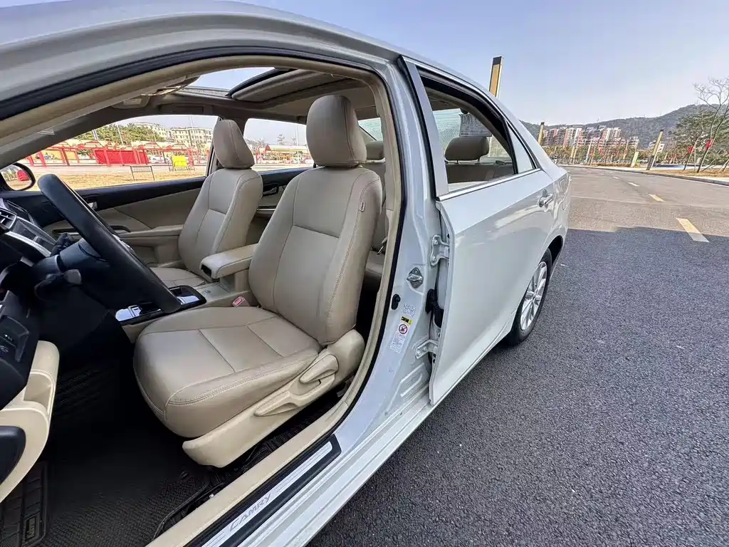 Toyota Camry 2016 — фото 10