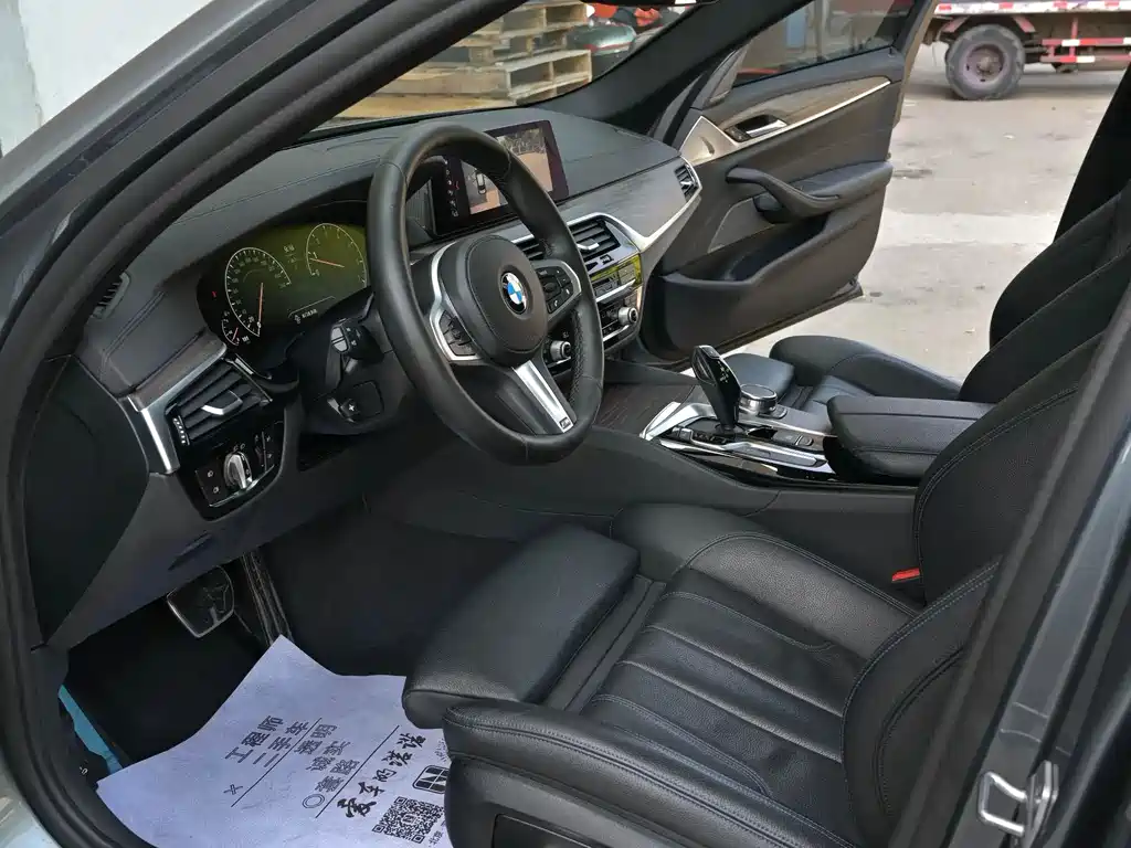 BMW 5 Series 2019 — фото 14