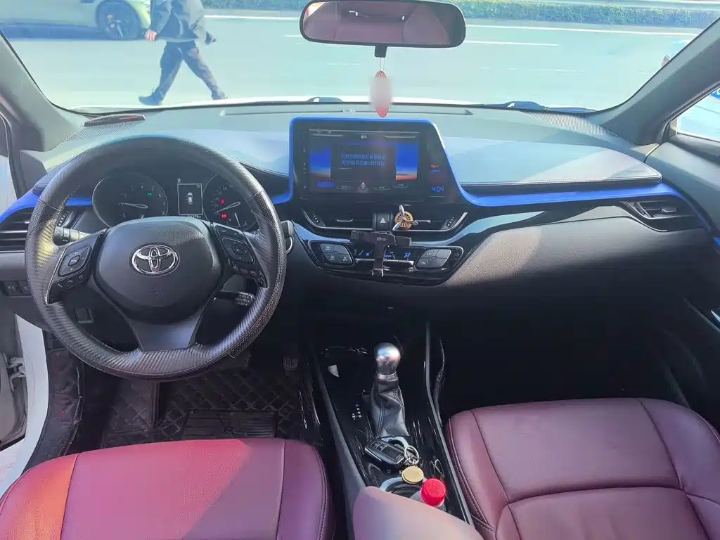 Toyota C-HR 2019 — фото 10