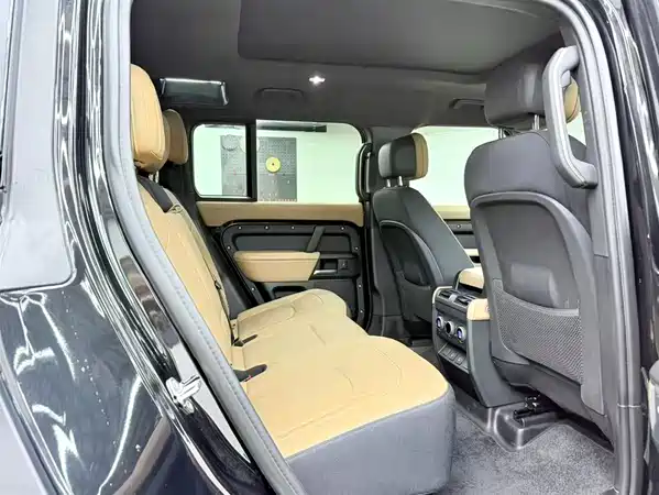 Land Rover Defender 2025
