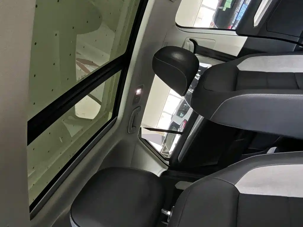 Volkswagen T-Roc 2023 — фото 10