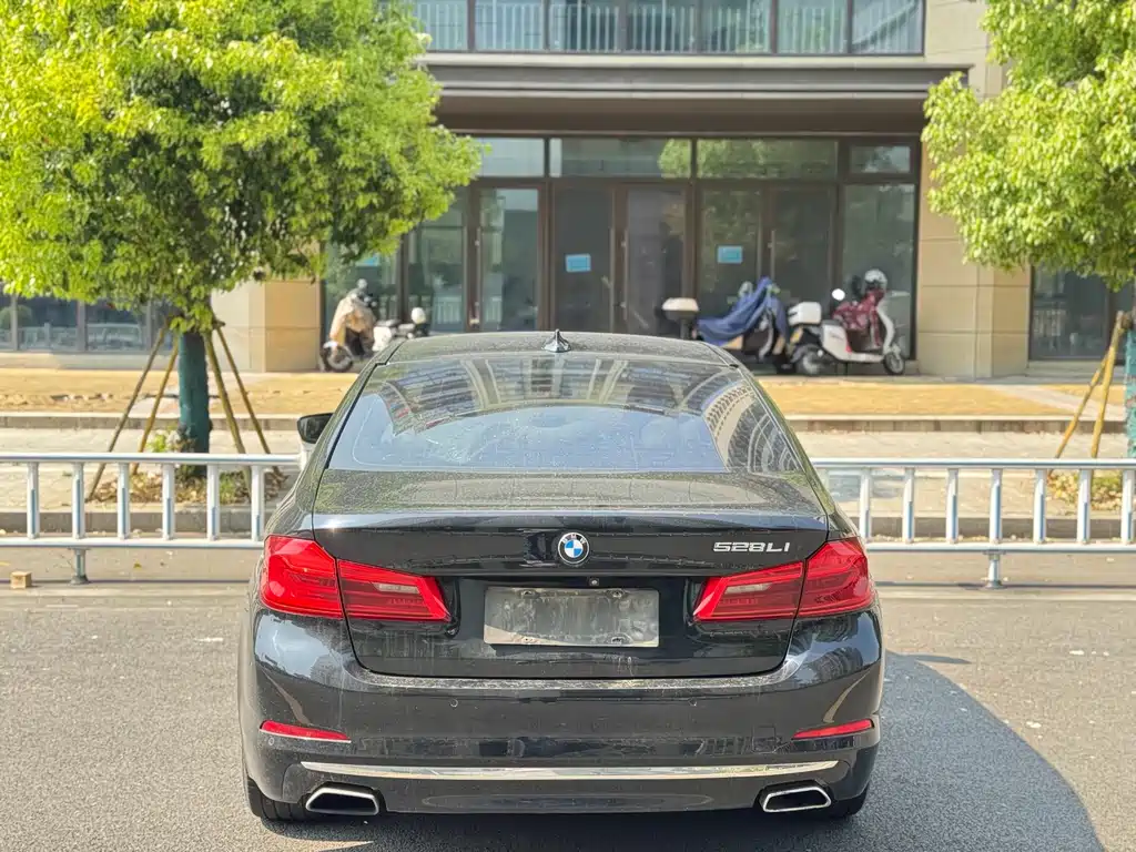 BMW 5 Series 2018 — фото 9