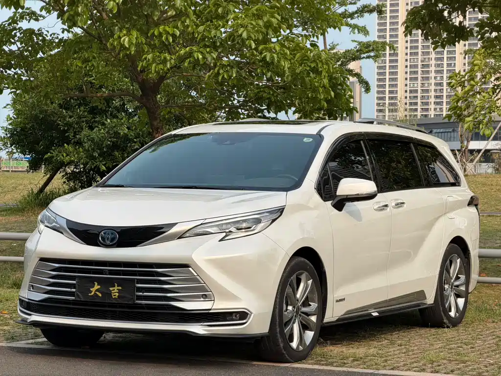 Toyota Sienna 2023 — фото 1