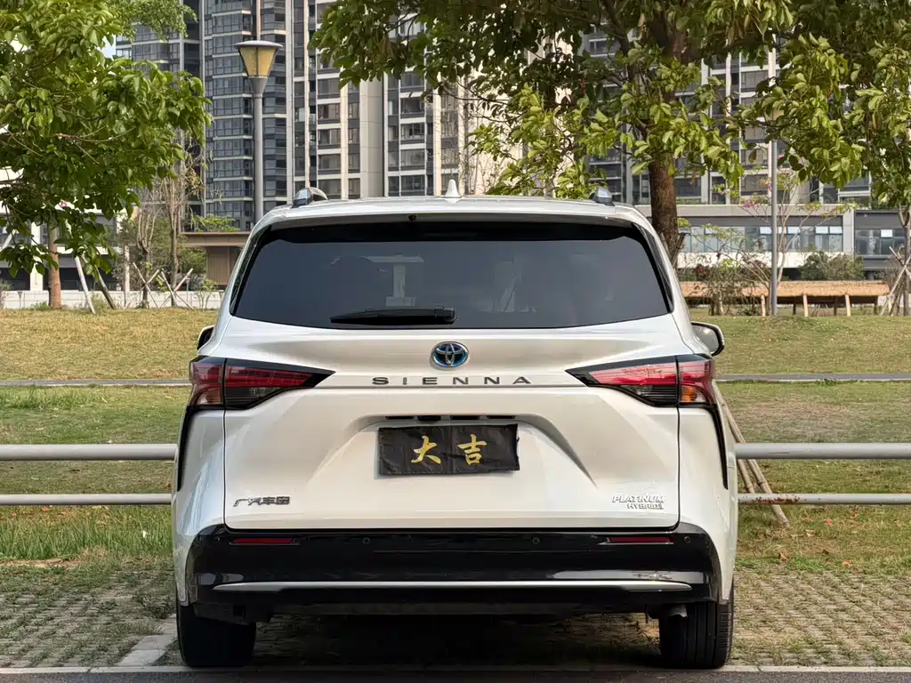 Toyota Sienna 2023 — фото 28
