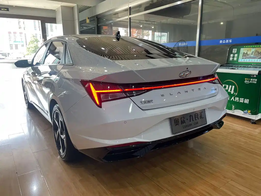 Hyundai Elantra 2023 — фото 11