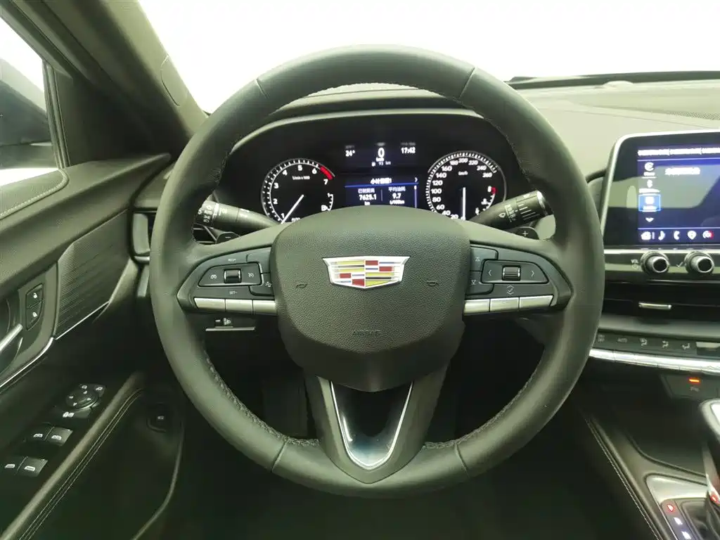 Cadillac CT4 2022 — фото 11