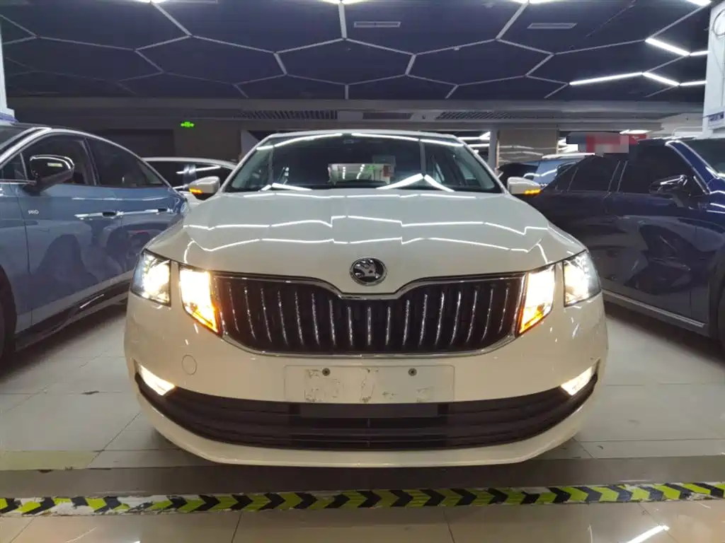 Skoda Octavia 2023 — фото 3