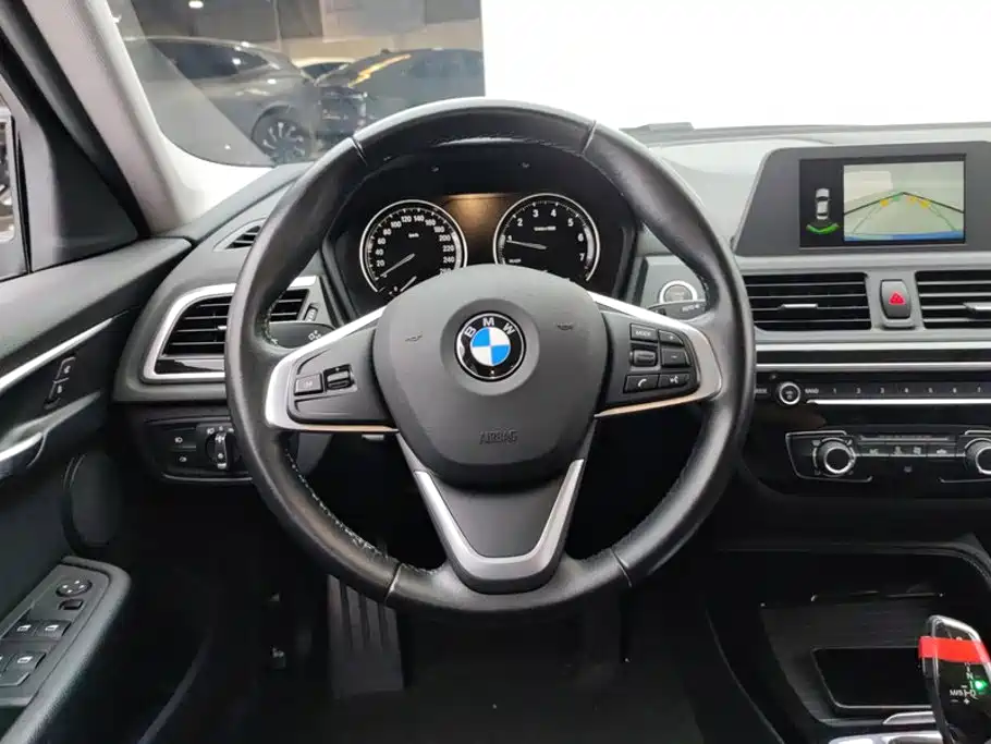 BMW 1 Series 2018 — фото 15