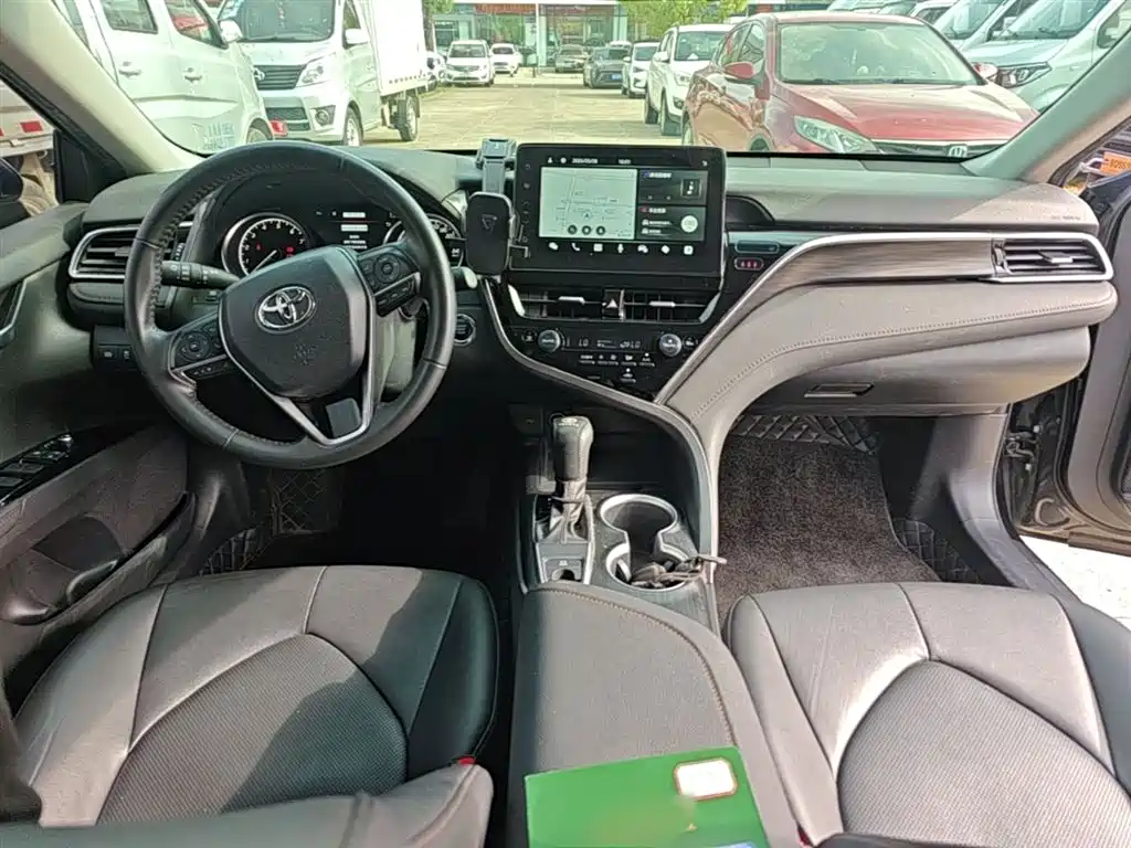 Toyota Camry 2023 — фото 10