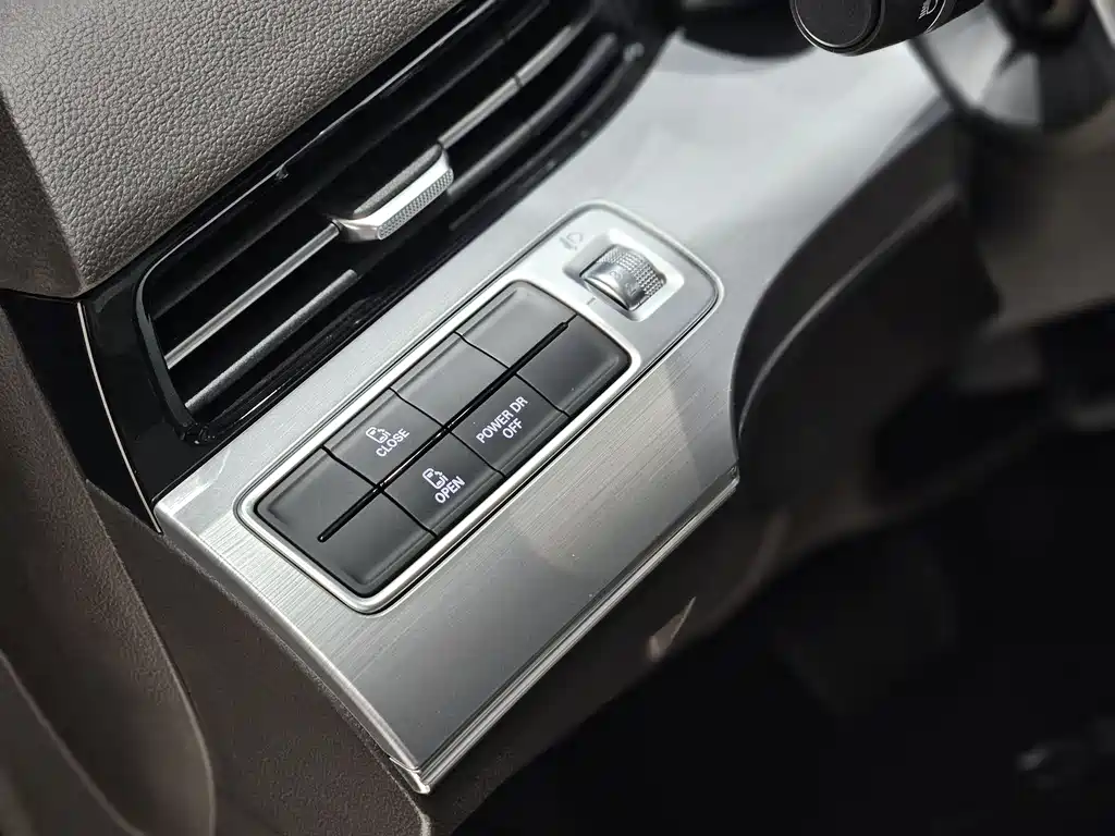 Roewe iMAX8 — фото 12