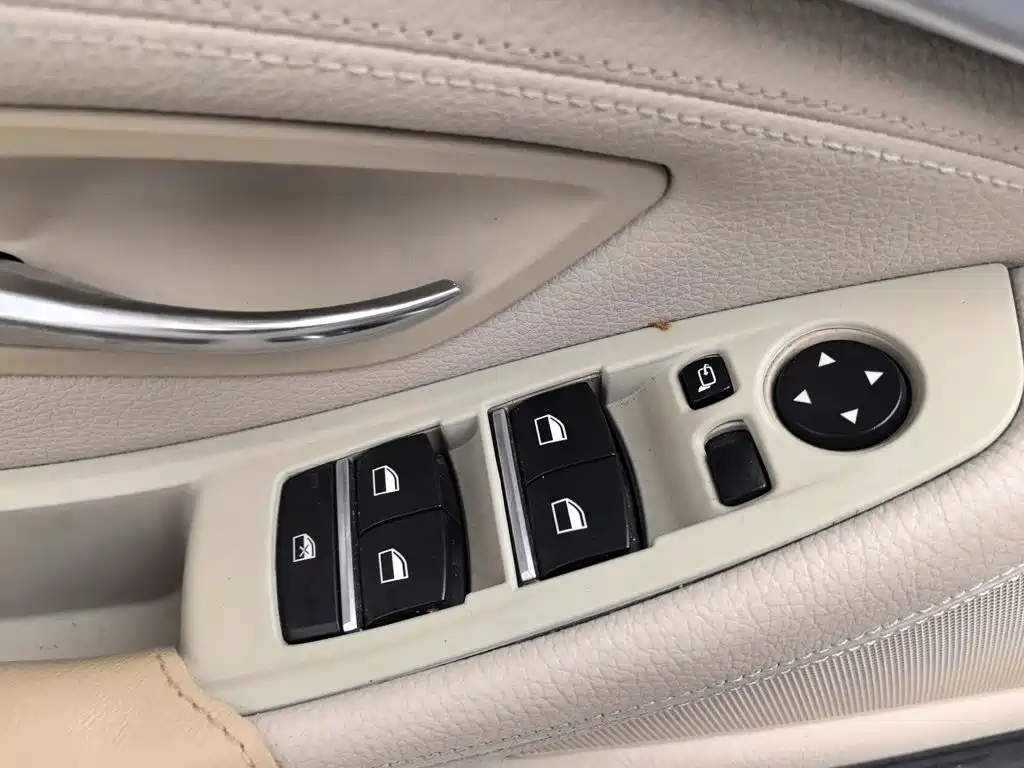BMW 5 Series 2012 — фото 9