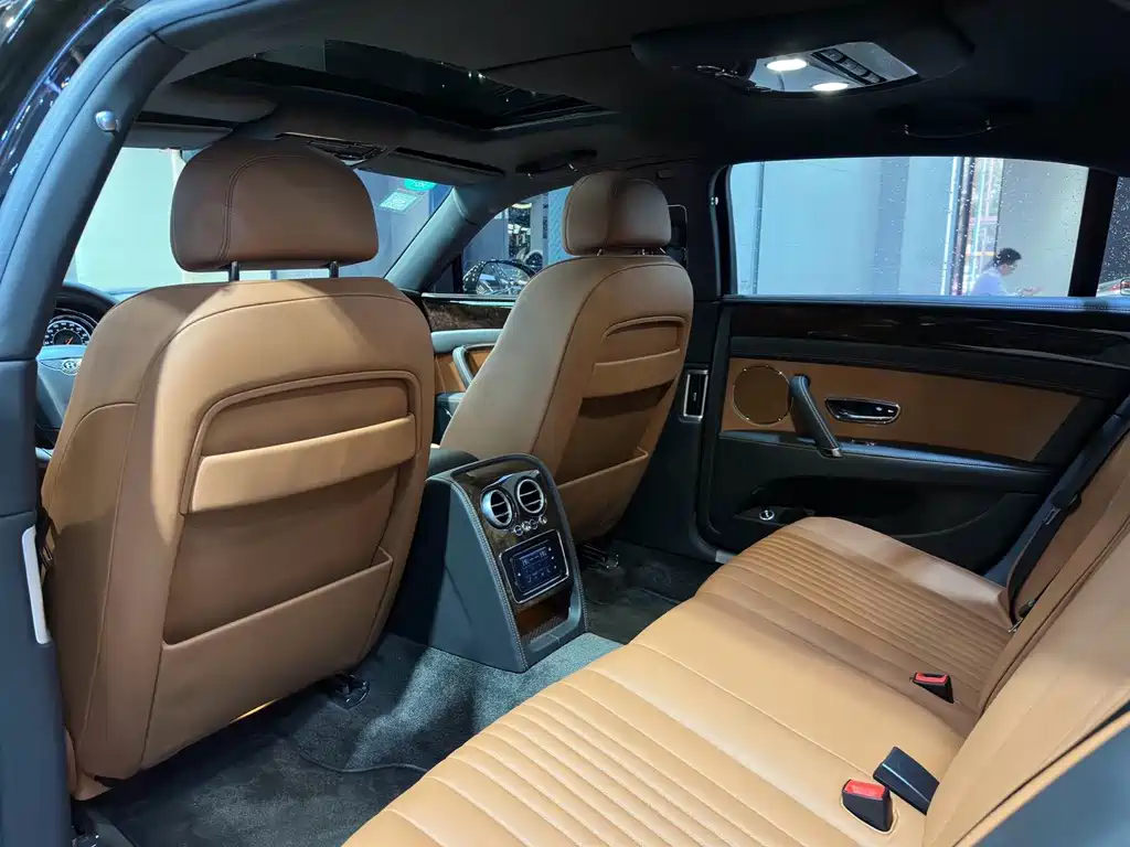 Bentley Flying Spur 2019 — фото 18