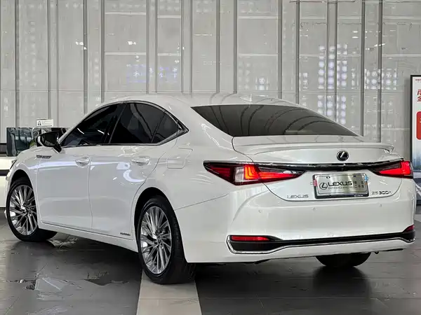 Lexus ES 2022
