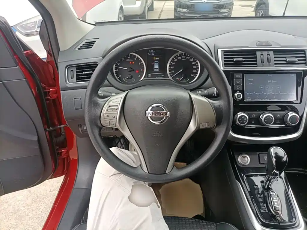 Nissan Tiida 2017 — фото 11