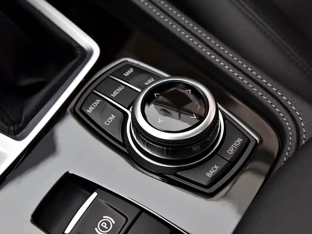 BMW 1 Series 2018 — фото 17