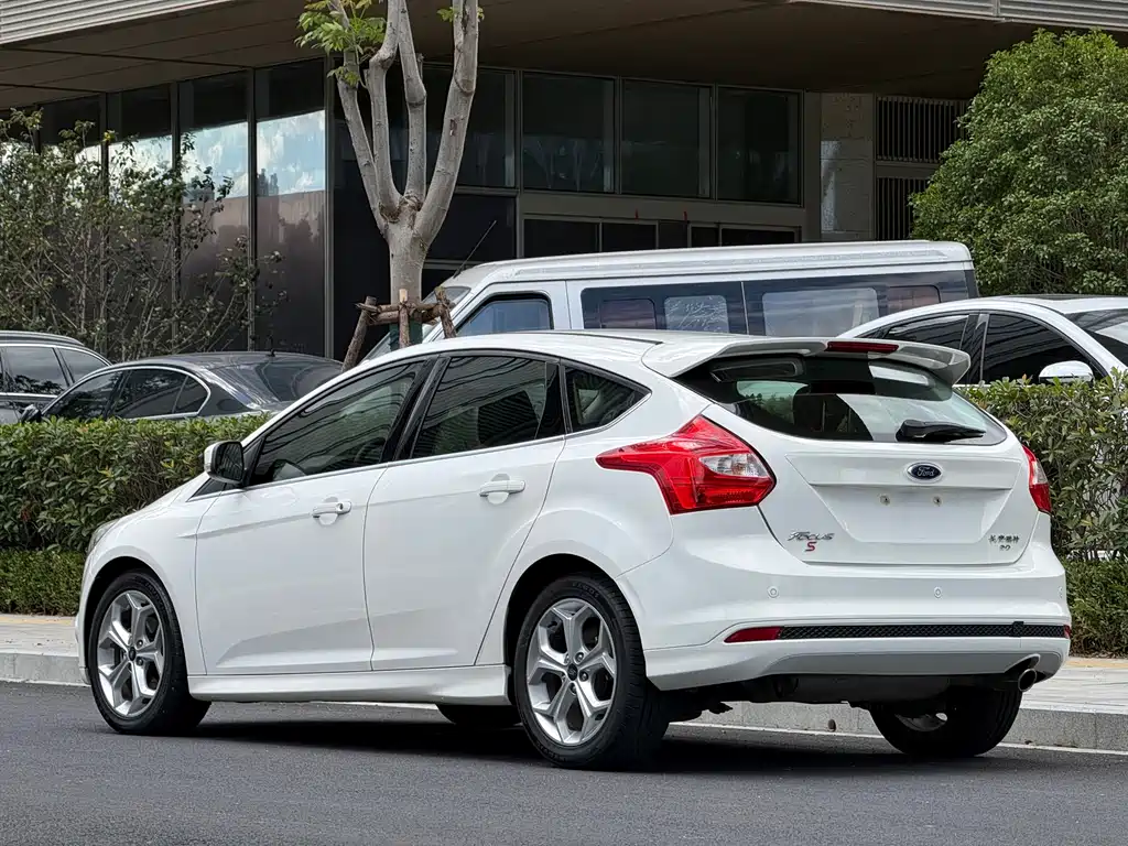 Ford Focus 2015 — фото 10