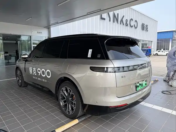 Lynk & Co 900 2025